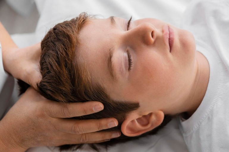 Relaxation crânienne énergétique par toucher doux du cuir chevelu